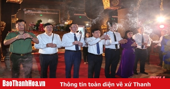 Standing Deputy Secretary of the Provincial Party Committee Lai The Nguyen offered incense at the Lam Kinh Special National Relic Site and the Temple of Trung Tuc Vuong Le Lai.