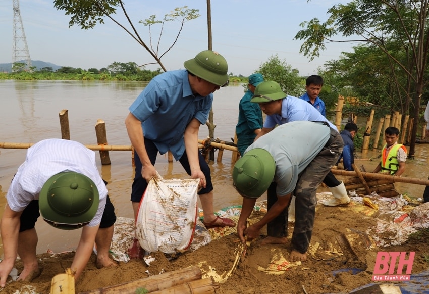 Phó Chủ tịch UBND tỉnh Lê Đức Giang kiểm tra, chỉ đạo khắc phục sự cố đê bối ở huyện Hậu Lộc