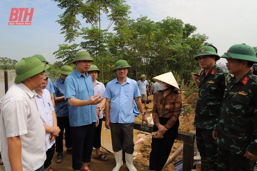 Phó Chủ tịch UBND tỉnh Lê Đức Giang kiểm tra, chỉ đạo khắc phục sự cố đê bối ở huyện Hậu Lộc