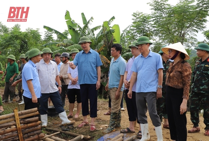 Phó Chủ tịch UBND tỉnh Lê Đức Giang kiểm tra, chỉ đạo khắc phục sự cố đê bối ở huyện Hậu Lộc