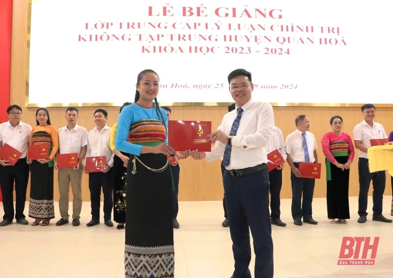 Cérémonie de clôture du cours de théorie politique intermédiaire non concentré dans le district de Quan Hoa