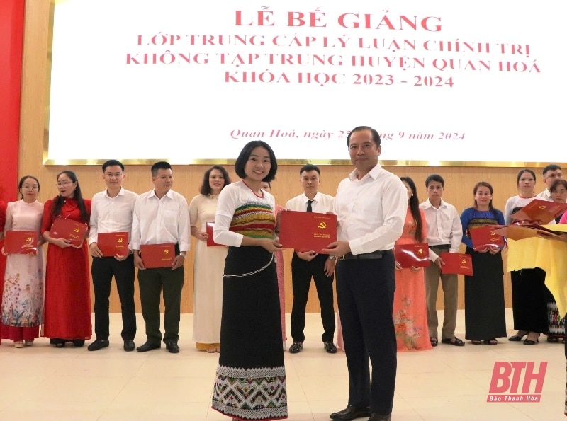 Cérémonie de clôture du cours intermédiaire de théorie politique non concentrée dans le district de Quan Hoa