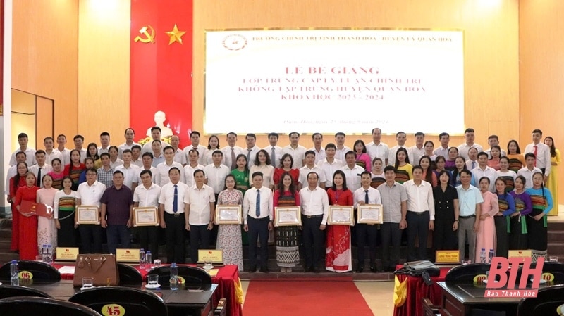 Cérémonie de clôture du cours intermédiaire de théorie politique non concentrée dans le district de Quan Hoa