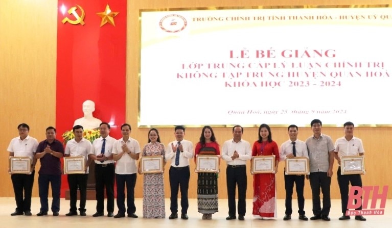 Cérémonie de clôture du cours de théorie politique intermédiaire non concentré dans le district de Quan Hoa