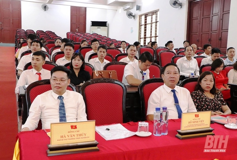 Cérémonie de clôture du cours de théorie politique intermédiaire non concentré dans le district de Quan Hoa