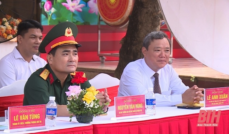 Secretary of the City Party Committee, Chairman of the People's Council of Thanh Hoa City Le Anh Xuan attended the opening ceremony of the new school year at Ham Rong High School.