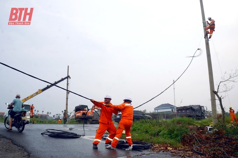 Chung sức, đồng lòng khắc phục sự cố để cấp điện trở lại cho Nhân dân các tỉnh phía Bắc