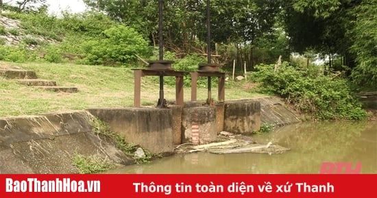 Announcing emergency situation of damaged No Thon culvert at K26+711 on the left dike of Ma River, Vinh An commune, Vinh Loc district