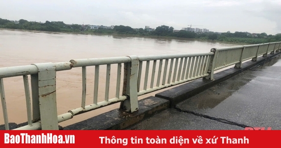 La placa de goma de la junta de expansión del puente Ham Rong se ha desprendido por razones desconocidas.