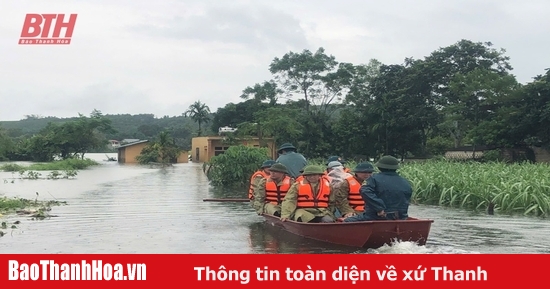 La rivière Buoi déborde à nouveau, les autorités utilisent des bateaux pour sauver les personnes dont les maisons sont inondées