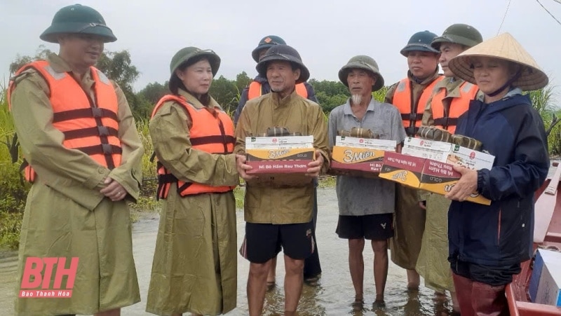 Lũ sông Bưởi lại lên, chính quyền dùng thuyền cứu trợ bà con bị ngập nhà cửa