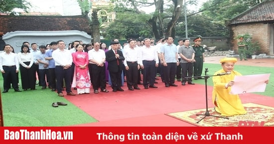 Thanh Hoa City offers incense at the Temple of the Later Le Dynasty and the Monument of National Hero Le Loi