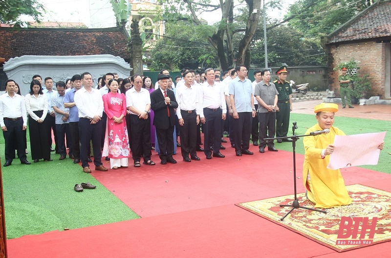 Thanh Hoa City offers incense at the Temple of the Later Le Dynasty and the Monument of National Hero Le Loi