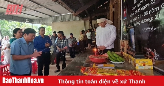 Visitando y animando a la familia de una persona que se ahogó debido a las inundaciones en el distrito de Nhu Xuan