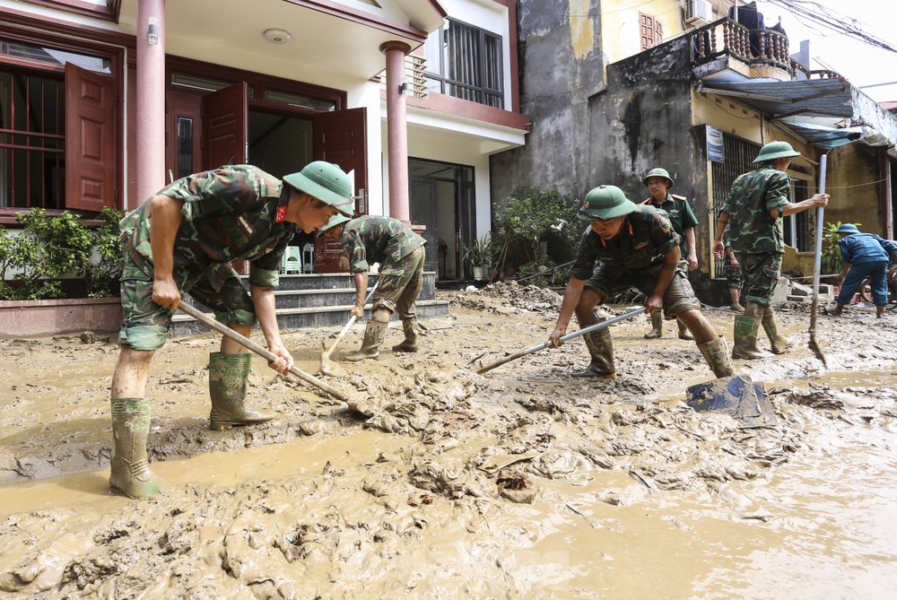 Conmovedoras imágenes del pueblo Yen Bai sosteniendo banderas y flores para despedir a los soldados. Foto 1