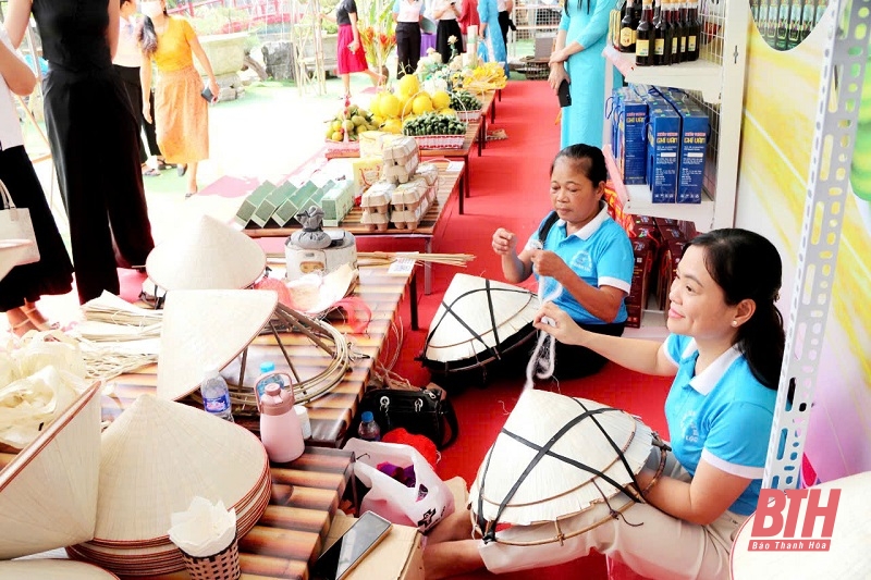 Phó Chủ tịch UBND tỉnh Lê Đức Giang tham quan Khu trưng bày gian hàng Ngày phụ nữ sáng tạo - khởi nghiệp năm 2024