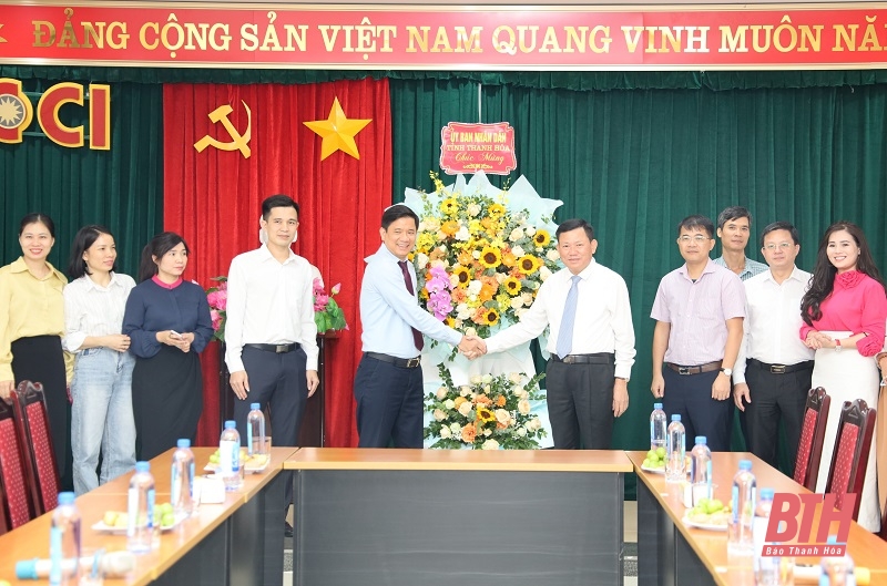 Phó Chủ tịch Thường trực UBND tỉnh Nguyễn Văn Thi chúc mừng các hiệp hội doanh nghiệp nhân kỷ niệm 20 năm Ngày Doanh nhân Việt Nam