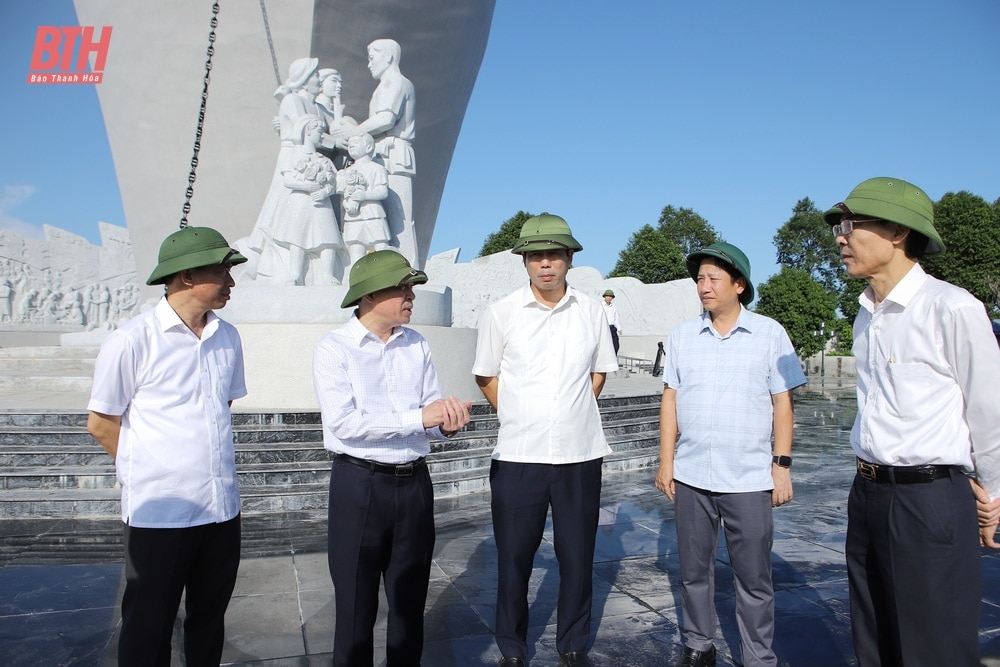 Phó Bí thư Thường trực Tỉnh ủy Lại Thế Nguyên kiểm tra tiến độ công trình Khu lưu niệm đồng bào, cán bộ chiến sĩ và học sinh miền Nam tập kết ra Bắc