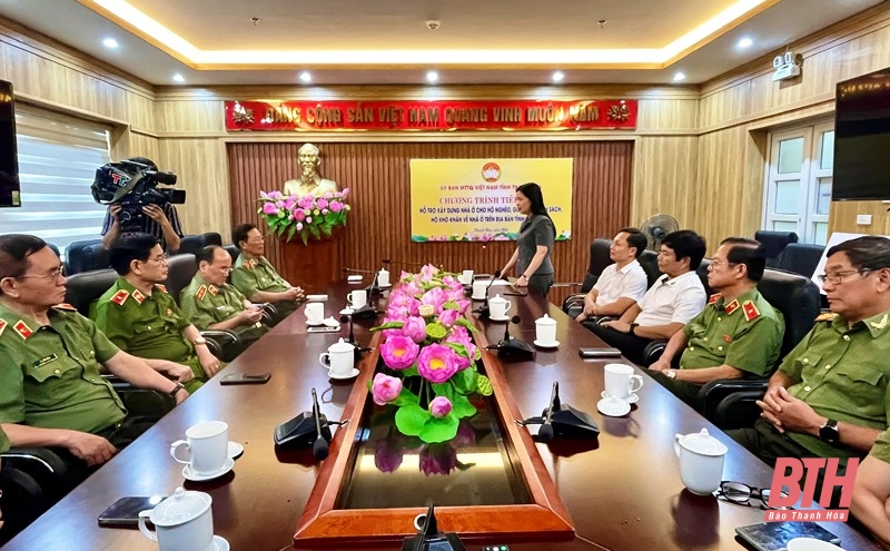 Câu lạc bộ tướng lĩnh, sỹ quan Công an đồng hương Thanh Hóa tại Hà Nội hỗ trợ 400 triệu đồng xây nhà ở cho hộ nghèo