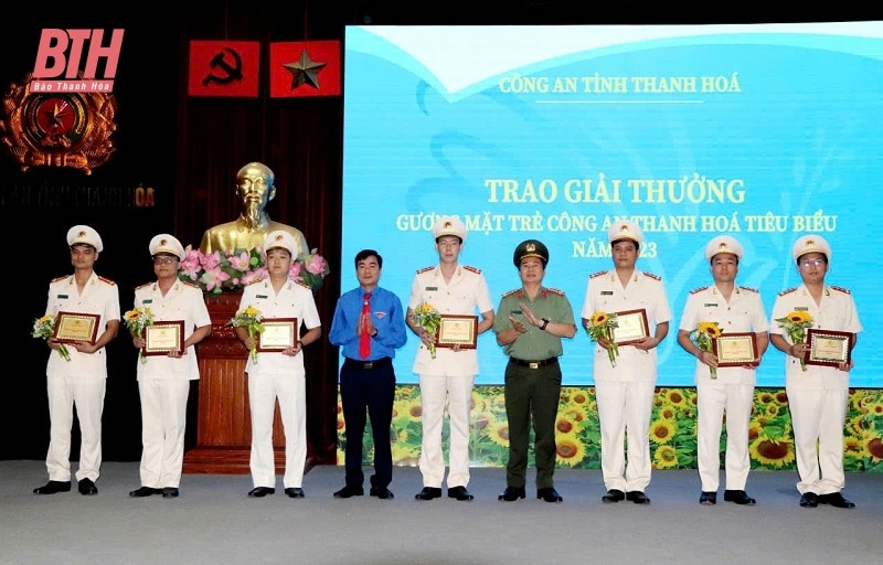 Gặp mặt, trao giải thưởng phụ nữ và gương mặt trẻ Công an tiêu biểu