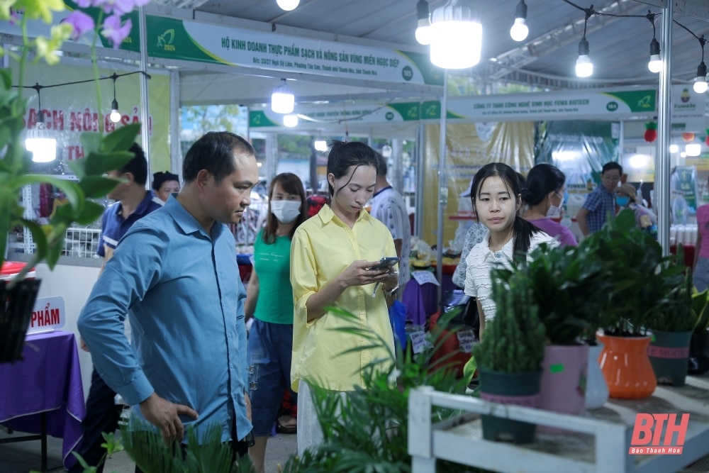 Người dân tấp nập tham quan, mua sắm tại khu trưng bày, giới thiệu sản phẩm nông sản, thực phẩm an toàn