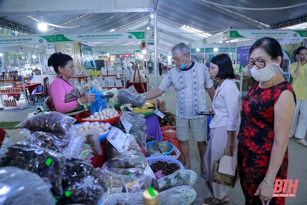 Người dân tấp nập tham quan, mua sắm tại khu trưng bày, giới thiệu sản phẩm nông sản, thực phẩm an toàn