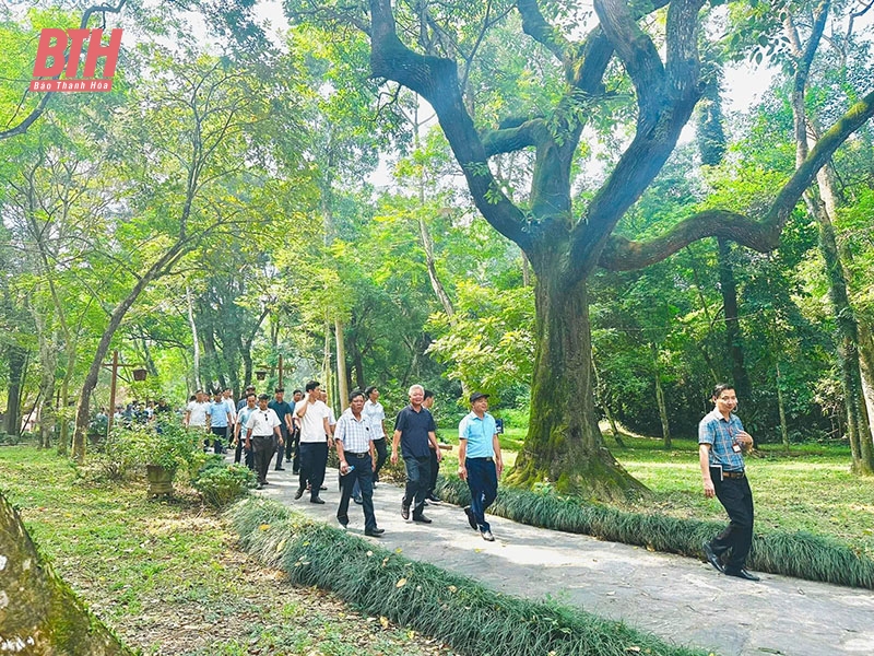 Bảo vệ rừng gắn với phát triển du lịch sinh thái