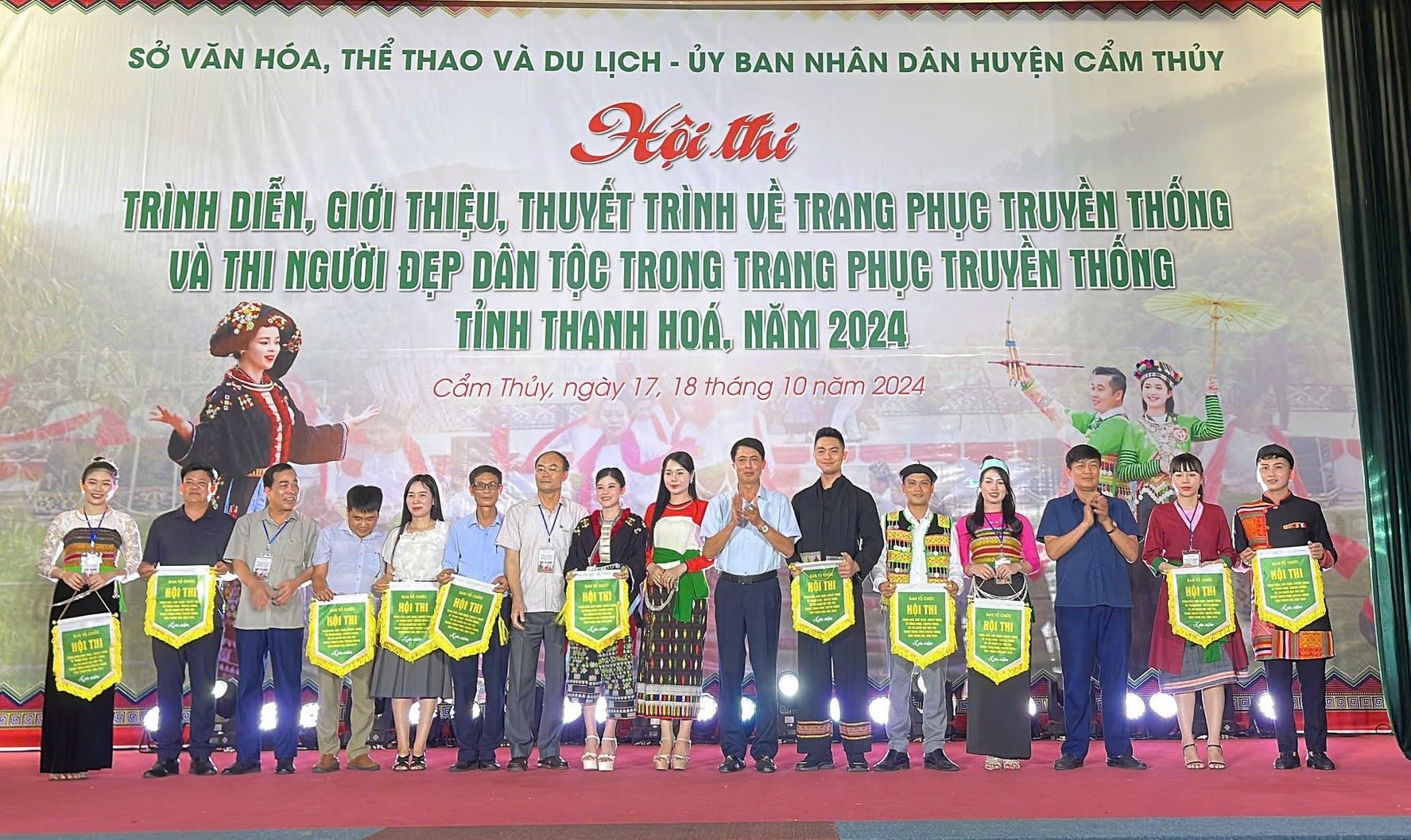 Hội thi trình diễn, giới thiệu, thuyết trình trang phục truyền thống và thi người đẹp dân tộc trong trang phục truyền thống