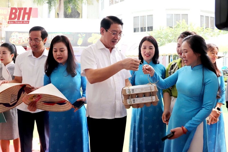 Phó Chủ tịch UBND tỉnh Lê Đức Giang tham quan Khu trưng bày gian hàng Ngày phụ nữ sáng tạo - khởi nghiệp năm 2024