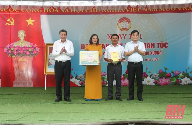 Bí thư Thành ủy TP Thanh Hóa Lê Anh Xuân dự Ngày hội Đại đoàn kết toàn dân tộc tại thôn Luận Văn