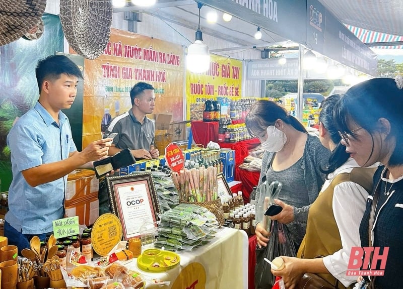 Ký kết thoả thuận cung cấp, tiêu thụ hàng hoá tại Hội chợ xúc tiến thương mại tỉnh Cao Bằng