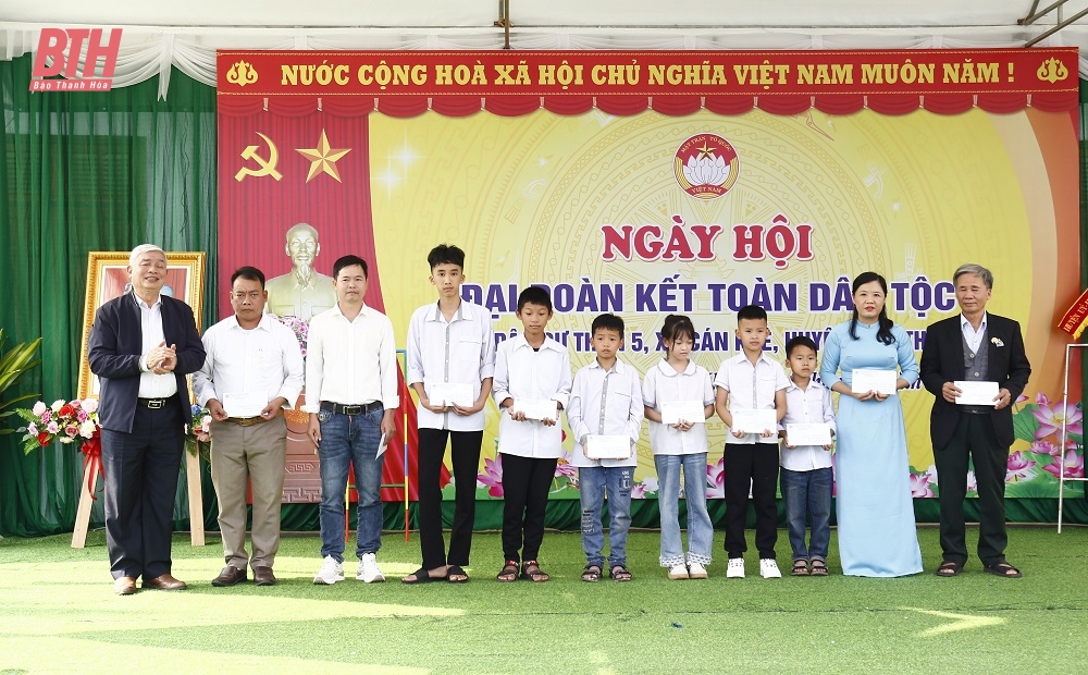 Chủ tịch UBND tỉnh Đỗ Minh Tuấn dự Ngày hội Đại đoàn kết toàn dân tộc tại Khu dân cư thôn 5, xã Cán Khê