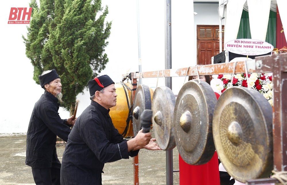 Chủ tịch UBND tỉnh Đỗ Minh Tuấn dự Ngày hội Đại đoàn kết toàn dân tộc tại Khu dân cư thôn 5, xã Cán Khê