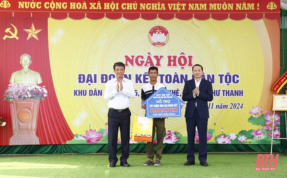 Chủ tịch UBND tỉnh Đỗ Minh Tuấn dự Ngày hội Đại đoàn kết toàn dân tộc tại Khu dân cư thôn 5, xã Cán Khê