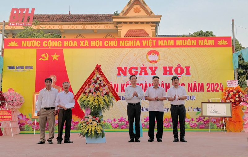 Phó Chủ tịch Thường trực UBND tỉnh Nguyễn Văn Thi dự Ngày hội Đại đoàn kết toàn dân tộc tại thôn Minh Hùng 