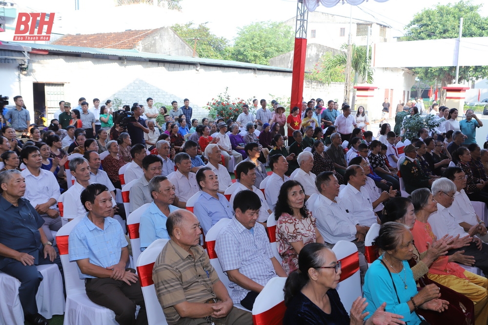 Bí thư Tỉnh ủy Nguyễn Doãn Anh chung vui ngày hội đại đoàn kết toàn dân tộc tại khu phố Quảng Xá