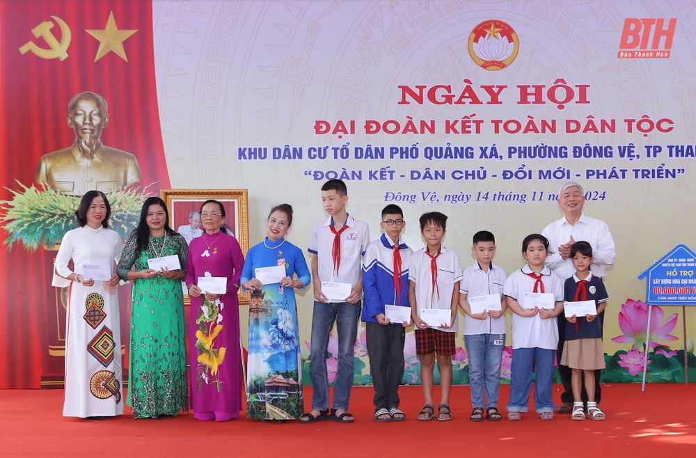 Bí thư Tỉnh ủy Nguyễn Doãn Anh chung vui ngày hội đại đoàn kết toàn dân tộc tại khu phố Quảng Xá