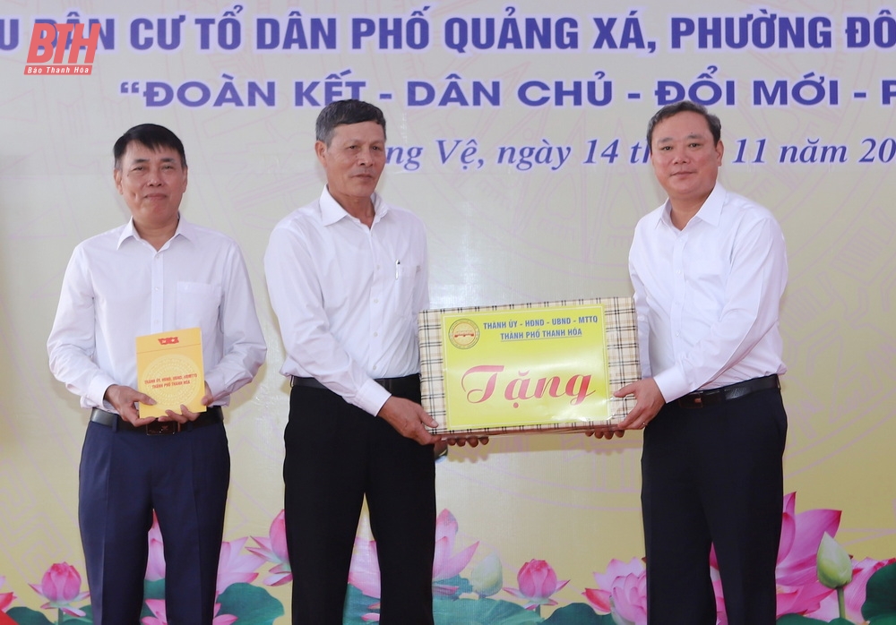 Bí thư Tỉnh ủy Nguyễn Doãn Anh chung vui ngày hội đại đoàn kết toàn dân tộc tại khu phố Quảng Xá