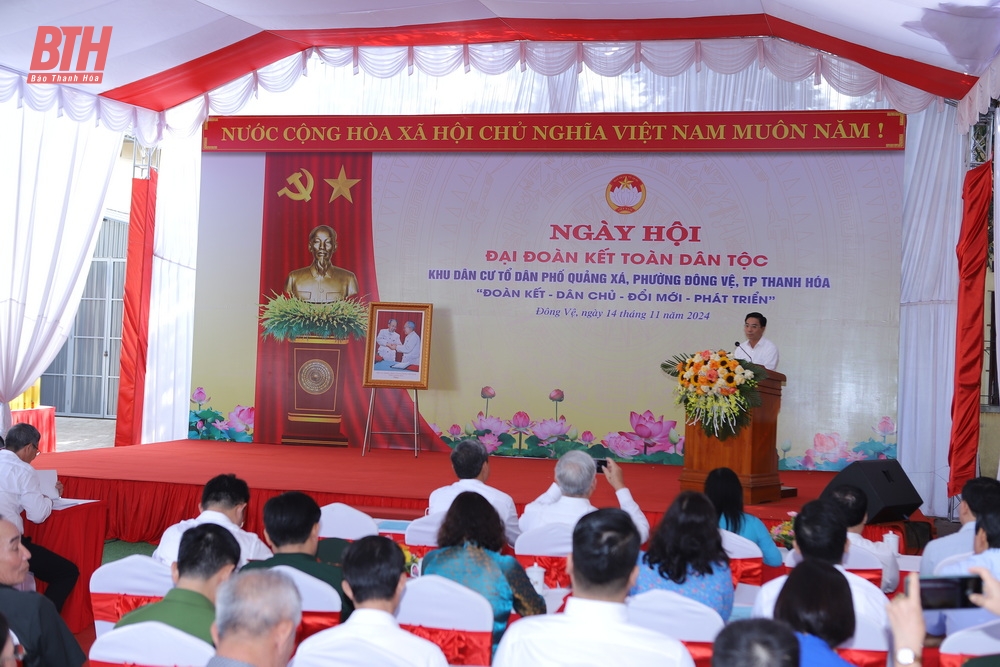 Bí thư Tỉnh ủy Nguyễn Doãn Anh chung vui ngày hội đại đoàn kết toàn dân tộc tại khu phố Quảng Xá