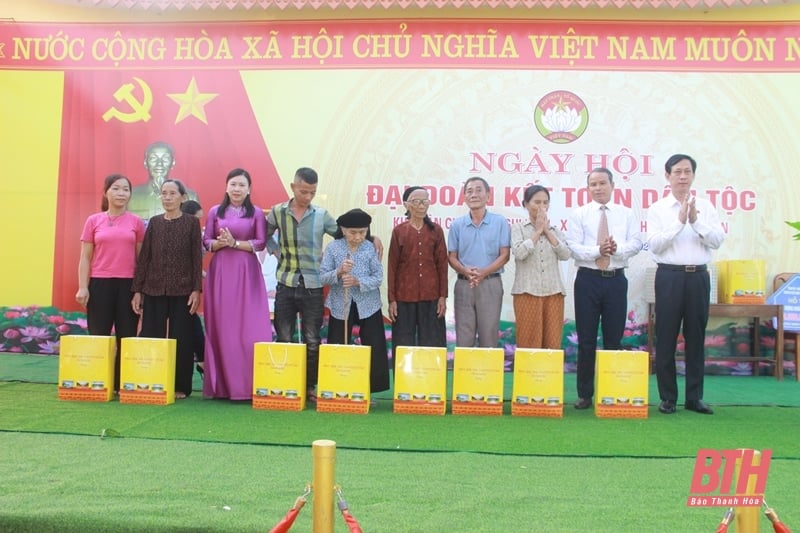 Phó Trưởng đoàn ĐBQH tỉnh Mai Văn Hải chung vui Ngày hội Đại đoàn kết toàn dân tộc tại khu dân cư thôn Nghi Vịnh