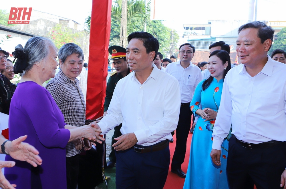 Bí thư Tỉnh ủy Nguyễn Doãn Anh chung vui ngày hội đại đoàn kết toàn dân tộc tại khu phố Quảng Xá