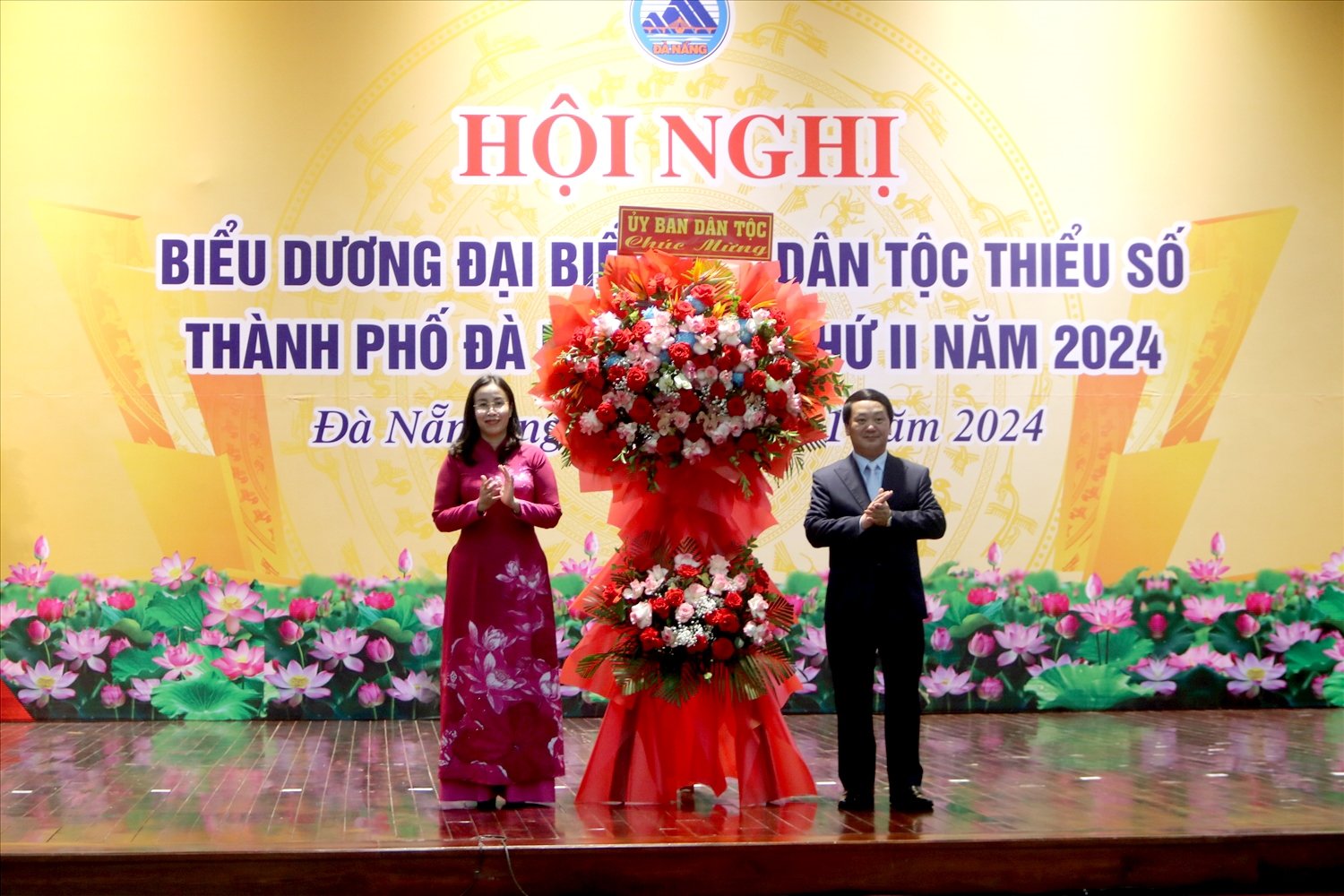 Bộ trưởng, Chủ nhiệm Ủy ban Dân tộc Hầu A Lềnh tặng hoa chúc mừng Hội nghị