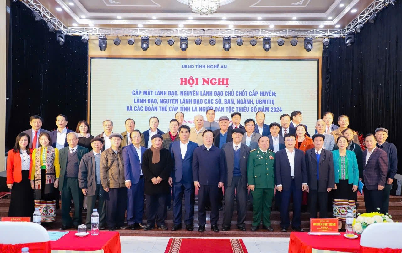 đại biểu là lãnh đạo, nguyên lãnh đạo nguyên lãnh đạo các sở, ban, ngành, UBMTTQ và các đoàn thể cấp tỉnh; lãnh đạo, nguyên lãnh đạo chủ chốt cấp huyện đã nghỉ hưu chụp ảnh lưu niệm cùng lãnh đạo Tỉnh ủy, UBND tỉnh đương nhiệm