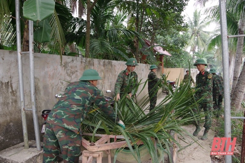 Thăm, động viên cán bộ, chiến sỹ hành quân dã ngoại làm công tác dân vận