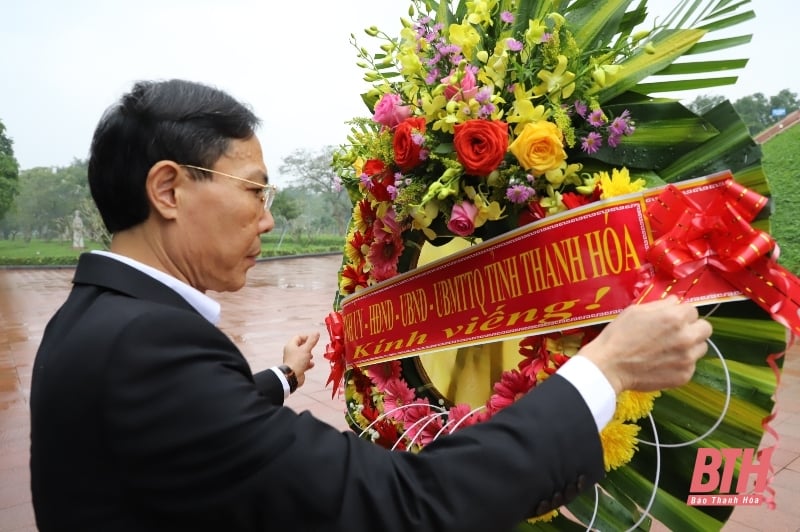 Đoàn đại biểu tỉnh Thanh Hóa dâng hương tại Thành cổ Quảng Trị và Đài tưởng niệm Trung đội Mai Quốc Ca anh hùng