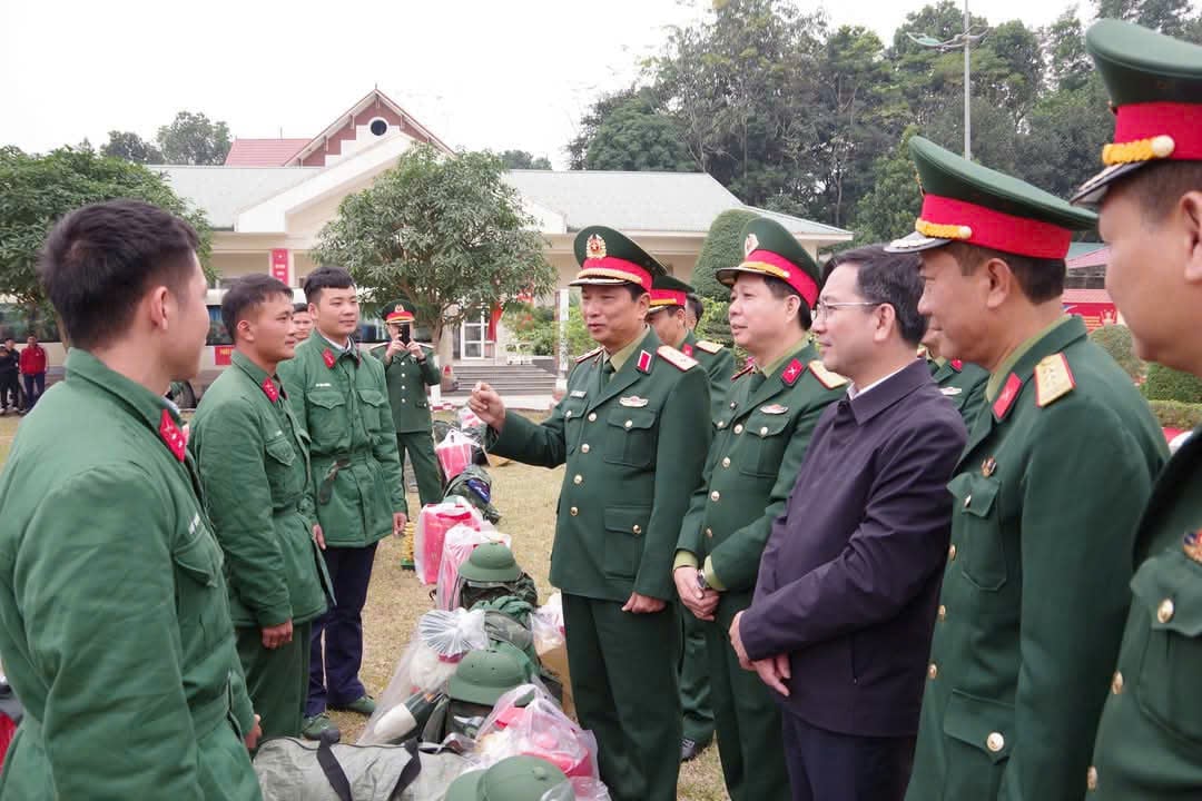 Tư lệnh Quân khu 4 thăm, tặng quà tại huyện Thường Xuân