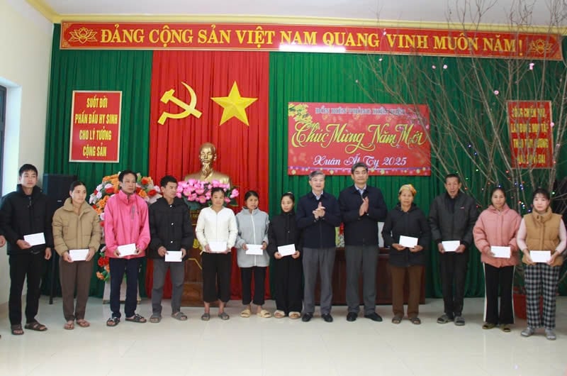 Thứ trưởng, Phó Chủ nhiệm Ủy ban Dân tộc Y Vinh Tơr và ông Mai Xuân Bình, Trưởng Ban Dân tộc tỉnh tặng quà các hộ đồng bào dân tộc thiểu số tại xã Hiền Kiệt, huyện Quan Hóa.