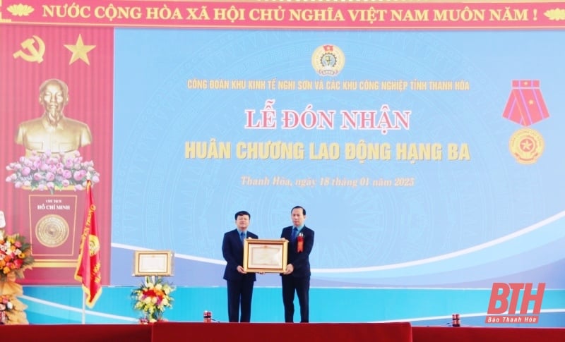 Công đoàn Khu Kinh tế Nghi Sơn và các Khu công nghiệp tỉnh Thanh Hóa đón nhận Huân chương Lao động hạng Ba