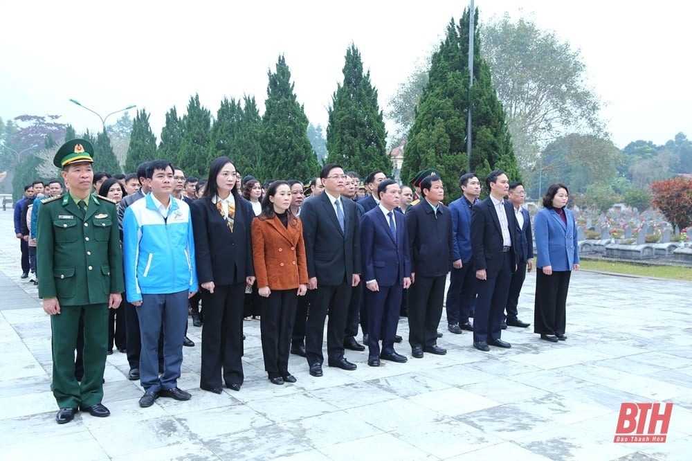 Phó Bí thư Thường trực Tỉnh ủy Lại Thế Nguyên viếng Nghĩa trang liệt sĩ Quốc tế Đồng Tâm; thăm, tặng quà các gia đình chính sách tại huyện Bá Thước