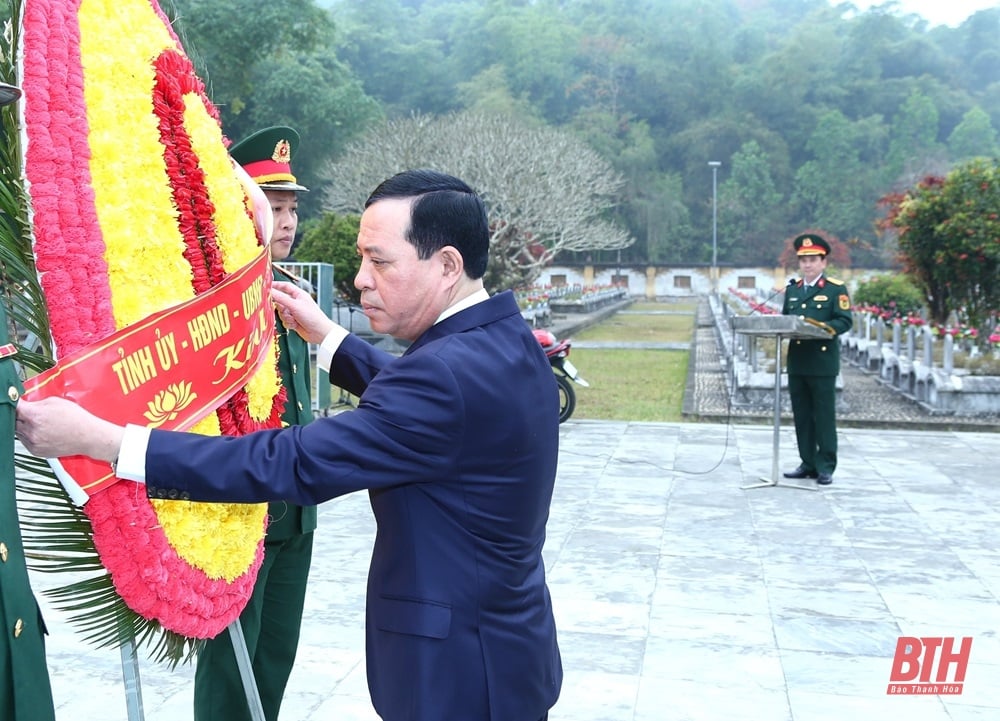 Phó Bí thư Thường trực Tỉnh ủy Lại Thế Nguyên viếng Nghĩa trang liệt sĩ Quốc tế Đồng Tâm; thăm, tặng quà các gia đình chính sách tại huyện Bá Thước